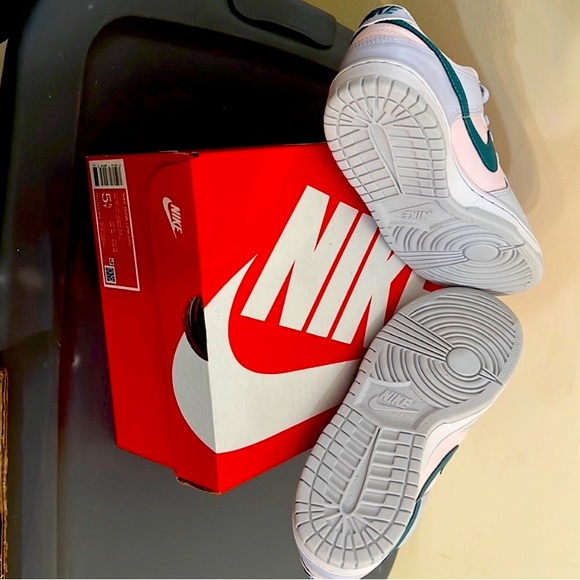 Authentic Nike Dunk Low- Mineral Teal - Picture 2 of 3